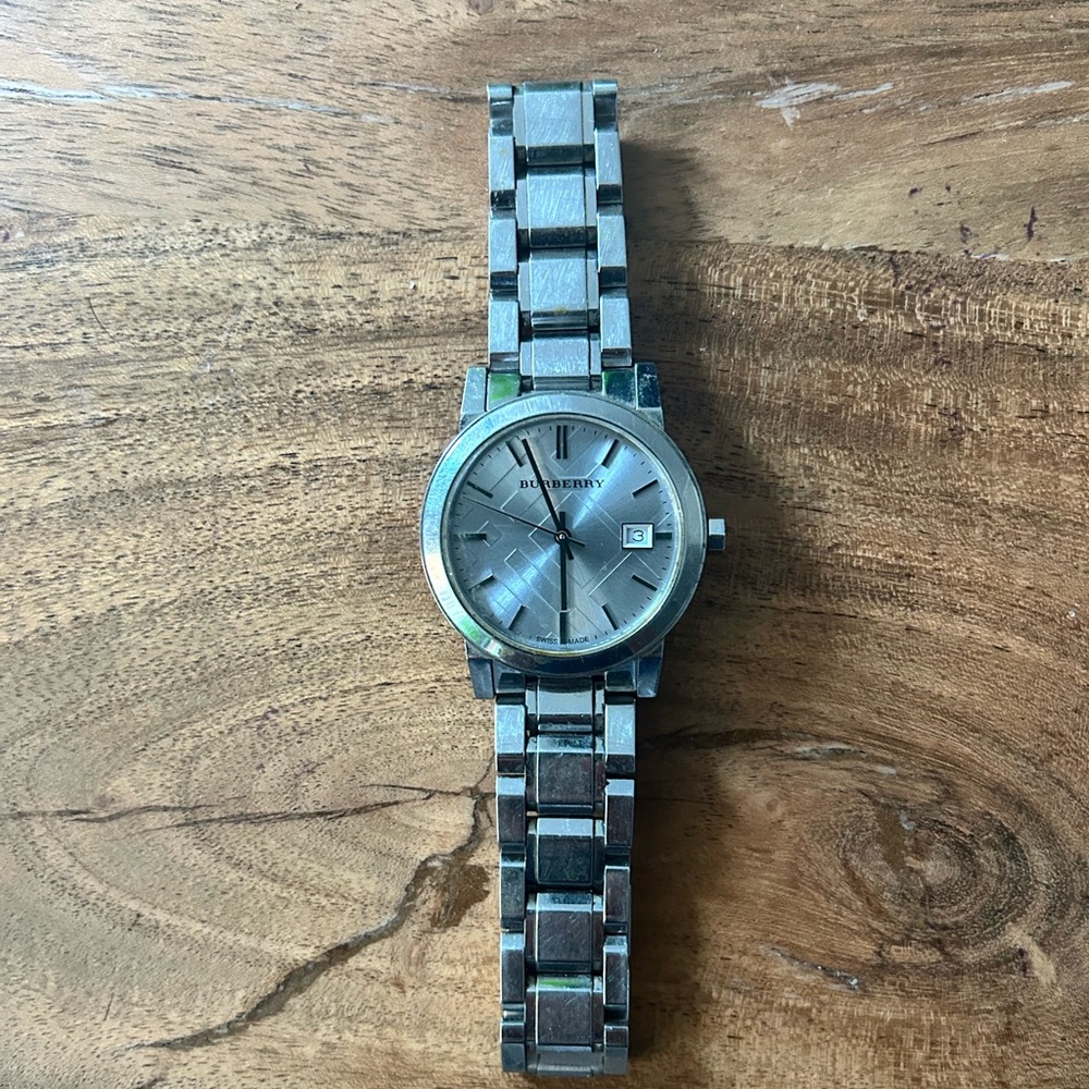 Lovely silver women’s Burberry watch. Super elegant. Good/great condition.